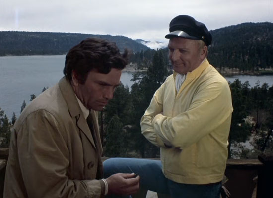 『刑事コロンボ』で、容疑者のロッジに押し掛け質問攻めをする刑事コロンボ