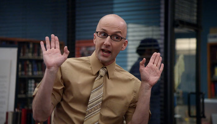 『コミ・カレ!!』で、学長はバイデンがやって来ることを告げる