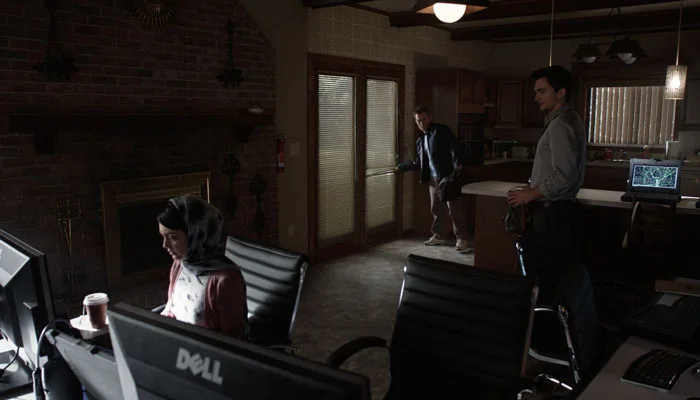 『HOMELAND』で、クインはCIA協力者が仕事に遅れたのに苛立ちを表す