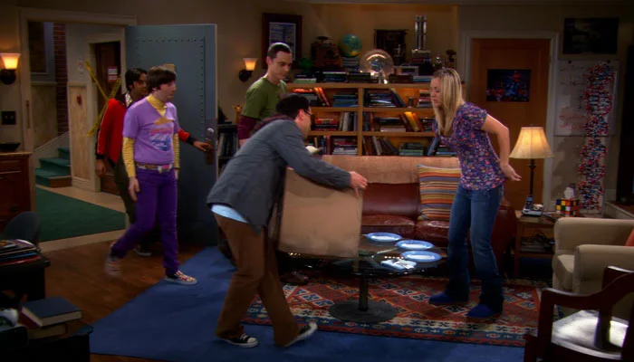 『ビッグバン★セオリー』で、お腹をすかしたペニーはギーク四人組の中華料理を待つ