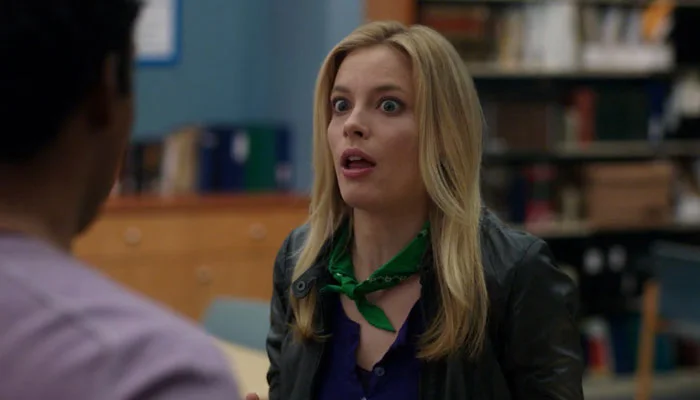 『コミ・カレ!!』で、ドキュメンタリー『Catfish』の内容を話すブリッタ