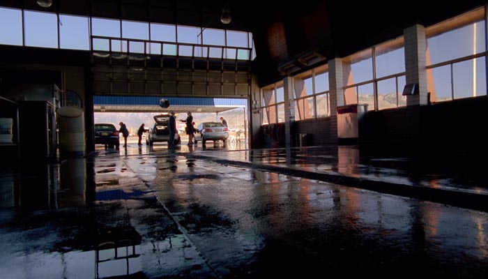 『ブレイキング・バッド』で、スカイラーが洗車場オーナーに初めて会うシーン