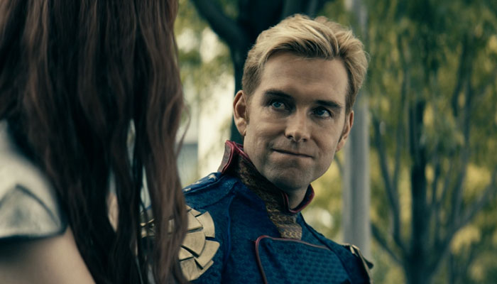 『ザ・ボーイズ』で、飛行機を墜落させた責任を感じるメイヴを励ますホームランダー