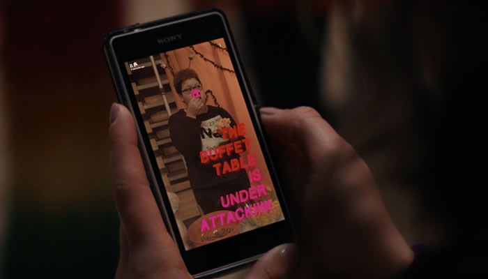 『コブラ会』で、アイシャがブタのコラージュをされた動画を学校中に回される