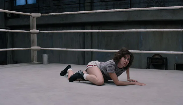 『GLOW』で、ルースはロシアキャラの練習をする