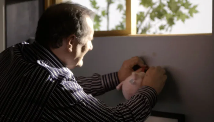 『モダン・ファミリー』で、ジェイはマニーの亀を殺したのがアライグマの仕業に偽装工作