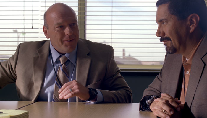 『ブレイキング・バッド』で、ハンクはガスことグスタヴォ・フリングを怪しいと踏む