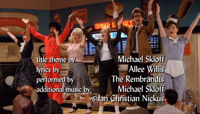 『フレンズ』で、勤めている店で『YMCA』を踊るモニカ