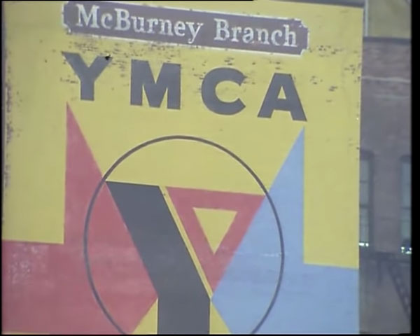 ヴィレッジ・ピープル『YMCA』のミュージックビデオのYMCAの風景