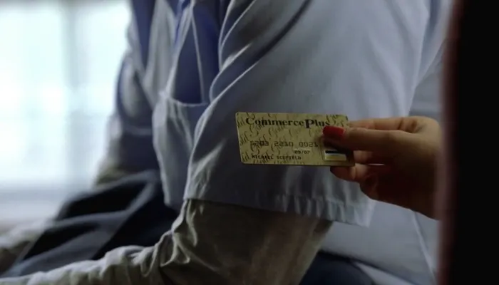 『プリズン・ブレイク』で、マイケルの妻は刑務所内にクレジットカードを持ち運ぶ