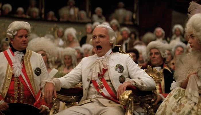 映画『アマデウス』で皇帝があくびをする