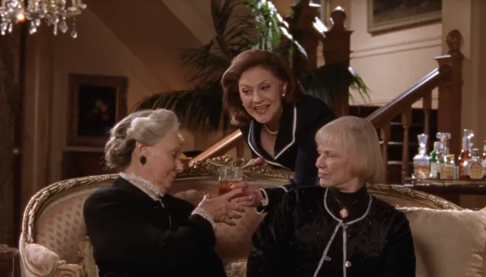 『ギルモア・ガールズ』で、エミリーはリチャードの母の世話をする