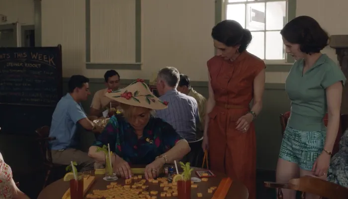 『マーベラス・ミセス・メイゼル』で、避暑地でユダヤ人女性が麻雀をして遊ぶ