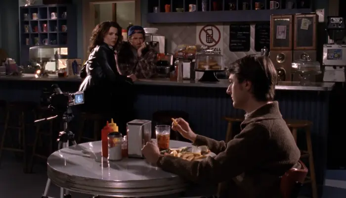 『ギルモア・ガールズ』で、カークの生態を観察するローレライとルーク