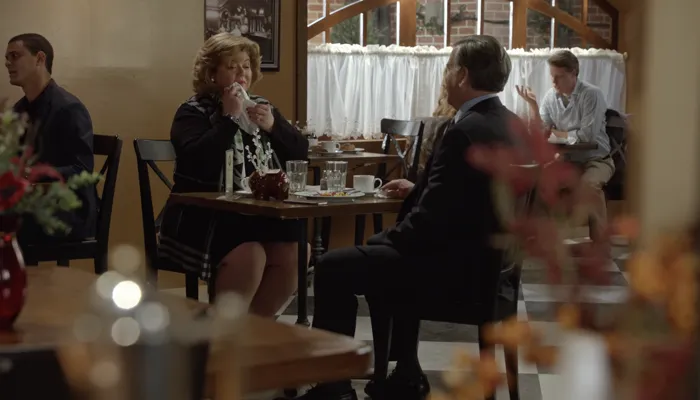 『グッド・ウィッチ』で、市長は男性とレストランで食事