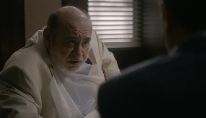 『コブラ会』で、ダニエルのビジネスの知り合いはゴルフクラブの不満を漏らす