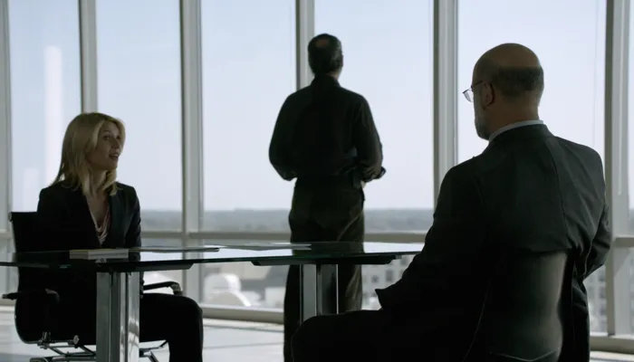 『HOMELAND』で、キャリーはアブ・ナジールに関連する容疑者を尋問する