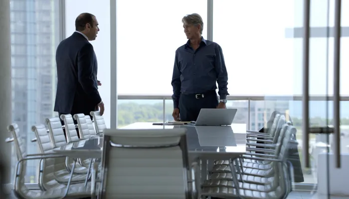 『SUITS/スーツ』で、査察が入るならスイス銀行口座やケイマン諸島は使用しないとルイスに述べる