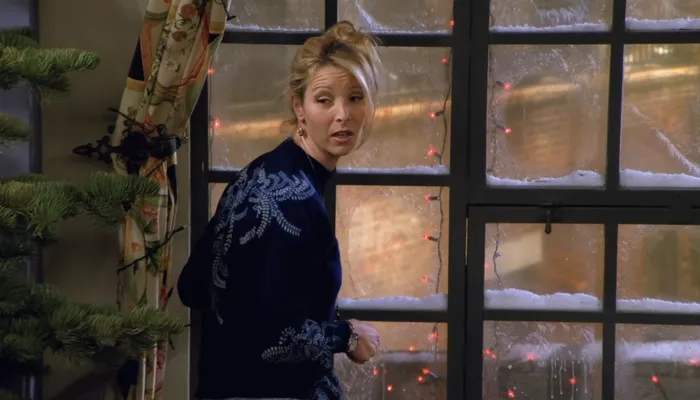 『フレンズ』で、フィービーは裸のブ男（Ugly Naked Guy）がクリスマスツリーを飾るのを目撃