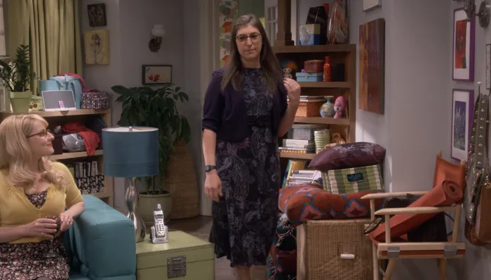 『ビッグバン★セオリー』で、エイミーはペニーにデート服を見せる