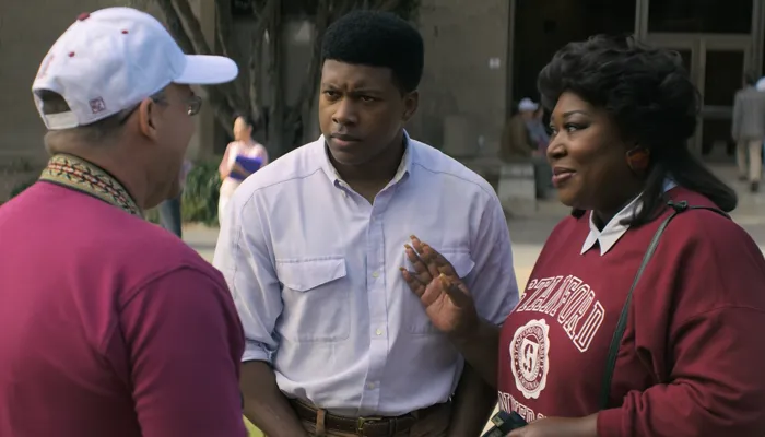 『GLOW』で、ウェルフェア・クイーンは息子と居るところファンの男に呼び止められる