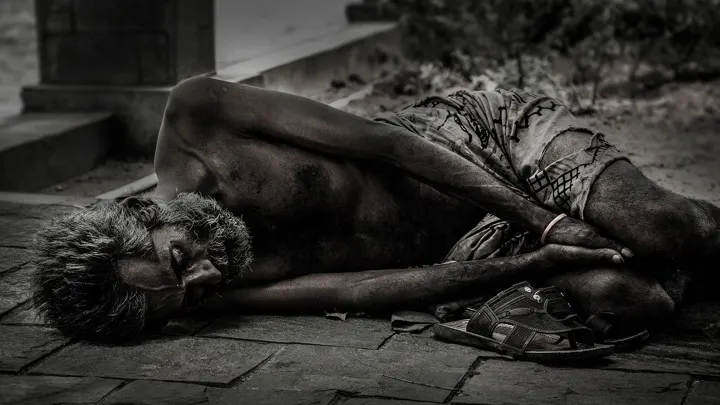 道で横になって餓死寸前のホームレス