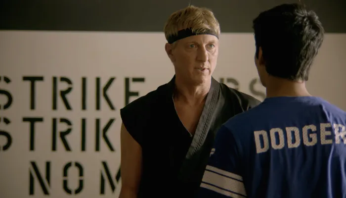 『コブラ会』で、ジョニーはミゲルにpussyになるなと指導する