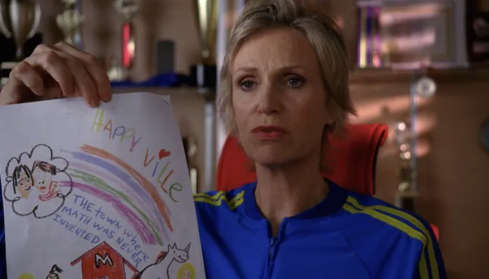 『glee/グリー』で、ブリトニーのテストの答案を持つスー