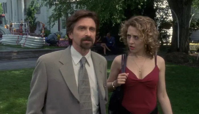 『名探偵モンク』で、モンクの症状を精神科医に聞くシャローナ