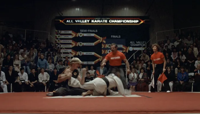 『コブラ会』で、『ベストキッド』での空手大会のフラッシュバッグ