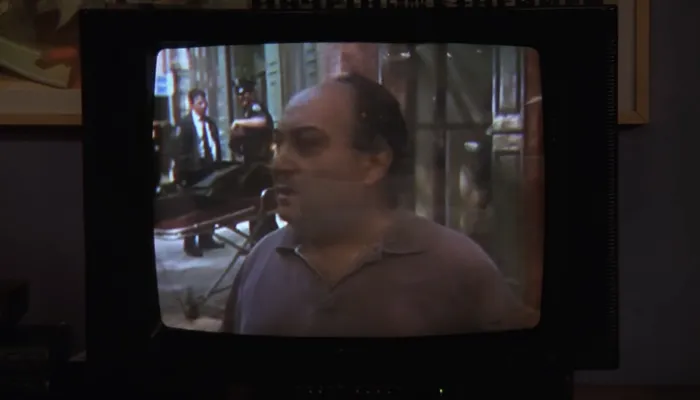 『フレンズ』で、ジョーイが出演するドラマをみんなで見る