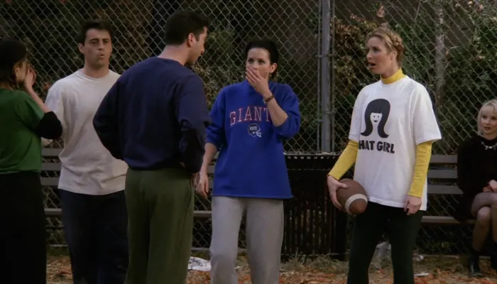 『フレンズ』で公園でアメフトをするロスとモニカ