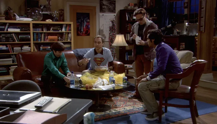 『ビッグバン★セオリー』で、タイフードを食べるシェルドン、レナード、ハワード、ラジ