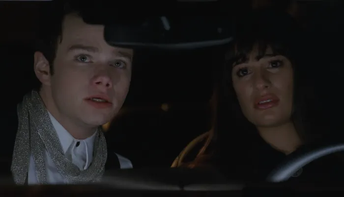 『glee/グリー』で、カートはレイチェルを慰める