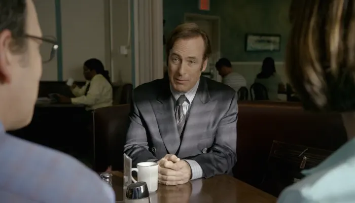 『ベター・コール・ソウル』で、弁護士の自分をクライアントに売り込むジミー