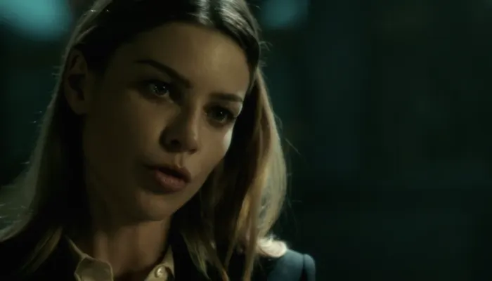 『LUCIFER/ルシファー』で、女性刑事クロエがルシファーに殺人事件で尋問