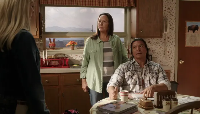 『アンブレイカブル・キミー・シュミット』で、ジャッキーは実家のネイティブ・アメリカン保留地に戻る