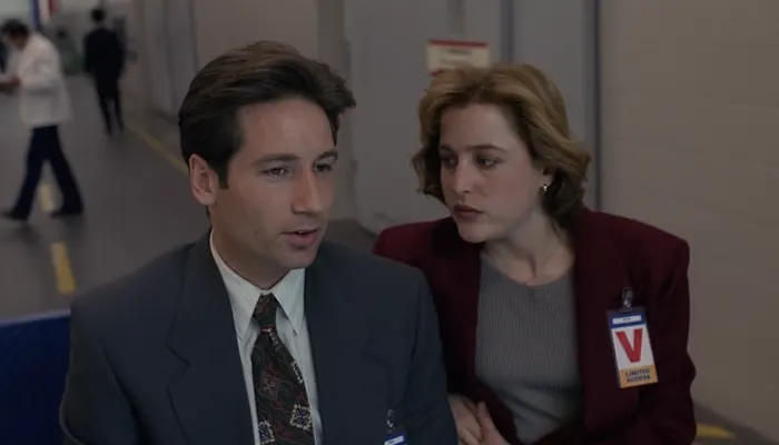 『X-ファイル』で、スペースシャトルの発射に妨害を捜査するモルダーとスカリー