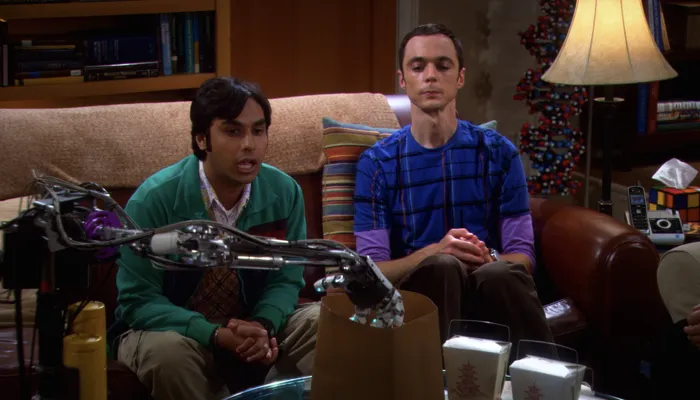 『ビッグバン★セオリー』で、ハワード達はロボットアームの実験をする