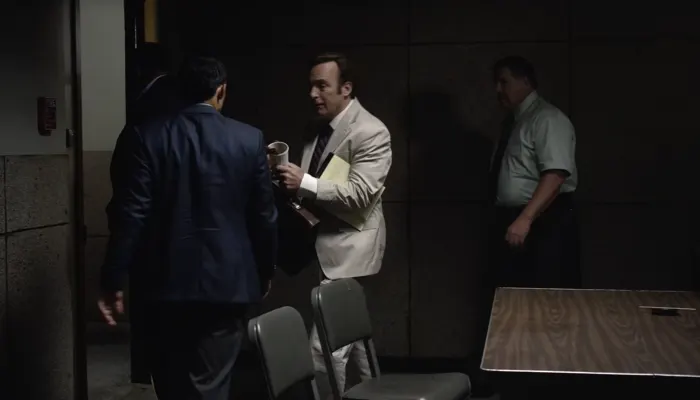 『ベター・コール・ソウル』で、ジミーは刑事にコーヒーをかける