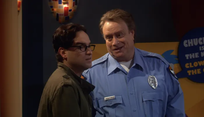 『ビッグバン★セオリー』で、シェルドンを探しに来たレナードが警備員と会話