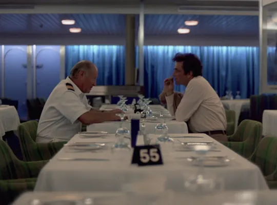 『刑事コロンボ』で、船上で船医に質問するコロンボ