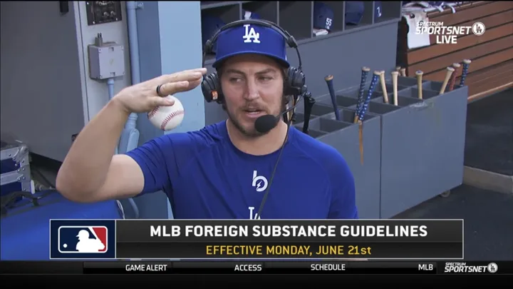 野球のボールが粘着物質で手に付く