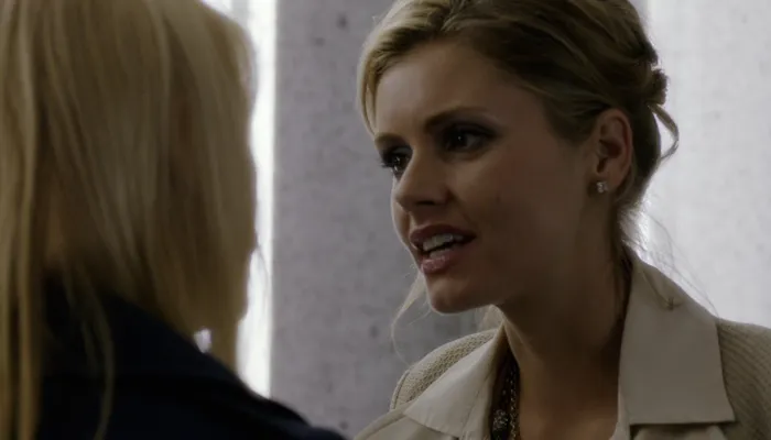 『HOMELAND』で、女性スパイに盗聴器を仕掛けるよう命じるキャリー