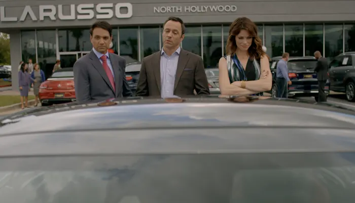 『コブラ会』で、車を売るラルーソ夫妻