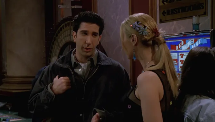 『フレンズ』で、スロットマシンの賞金を盗まれるフィービー