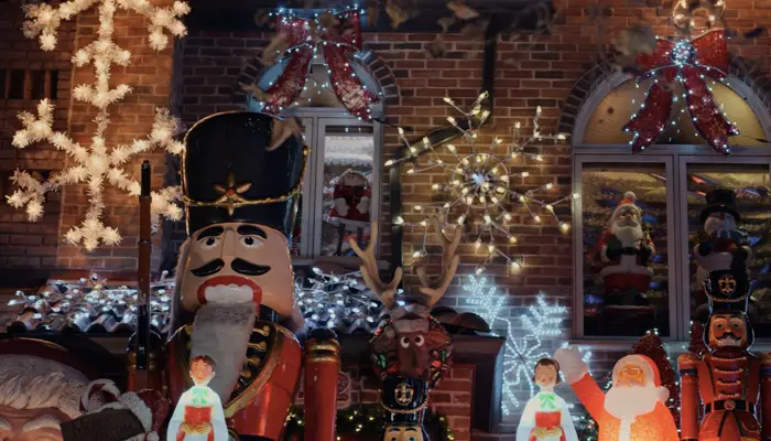 『ダッシュ&リリー』で、クリスマスデコレーションされる家々