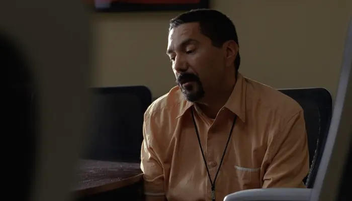 『ブレイキング・バッド』で、ゴメスはハンクから指示を受ける