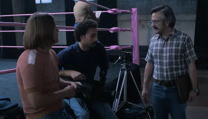 『GLOW』で、サムはカメラクルーに指示