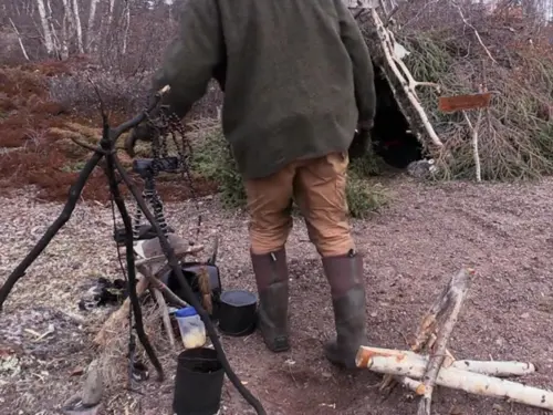 『ALONE 〜孤独のサバイバー〜』で、参加者のカメラ